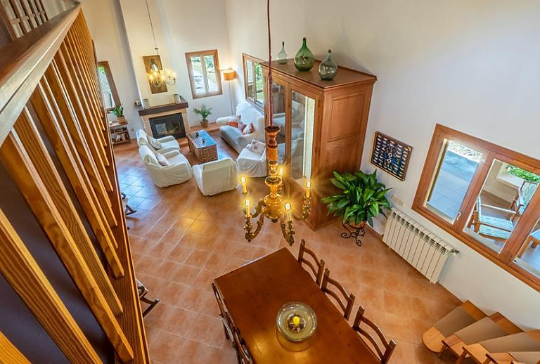 Blick vom Obergeschoss ins Wohnzimmer