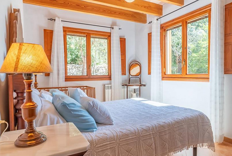 Schlafzimmer mit Doppelbett und Fenster