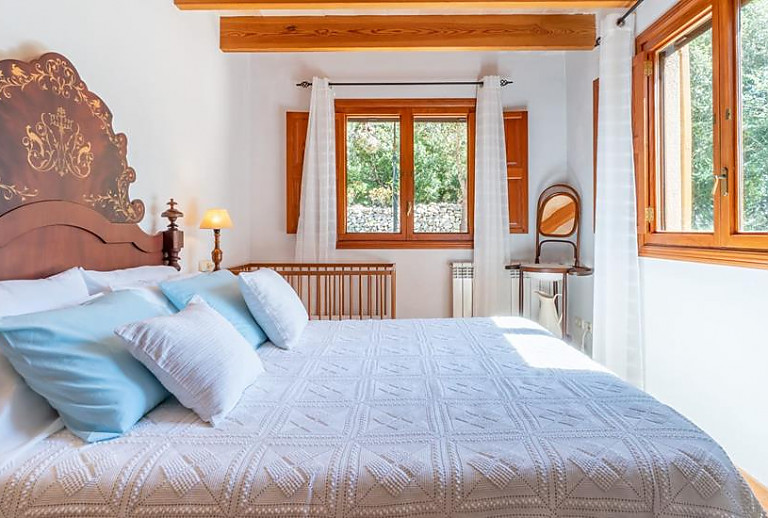 Schlafzimmer mit Doppelbett und Heizung