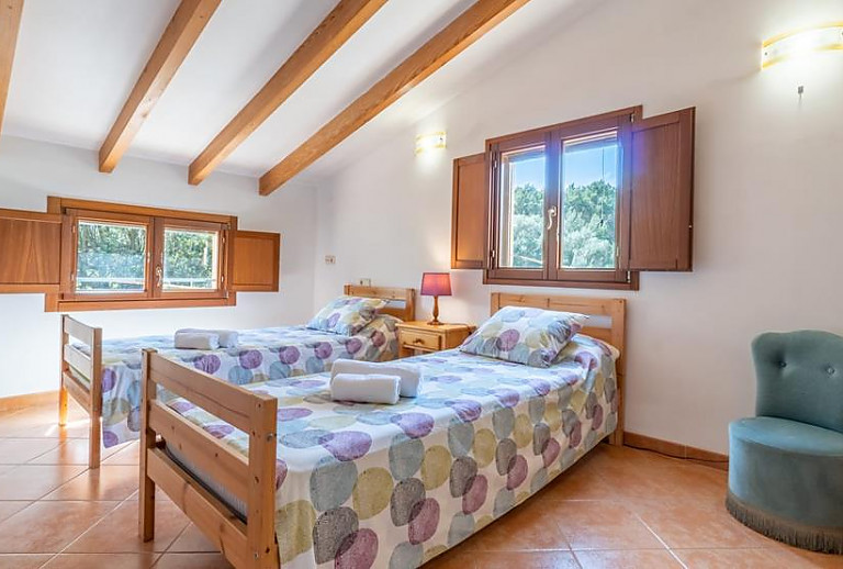 Schlafzimmer mit Einzelbetten und Fenster