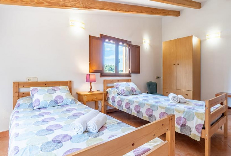 Schlafzimmer mit Einzelbetten und Kleiderschrank
