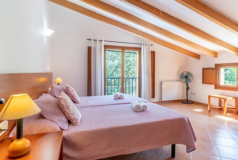 Schlafzimmer mit Einzelbetten und Heizung