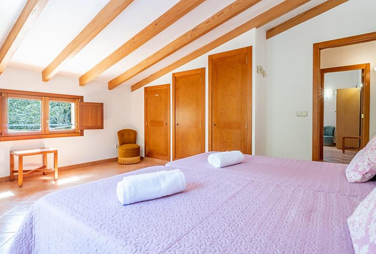 Schlafzimmer mit Einzelbetten und Wandschrank
