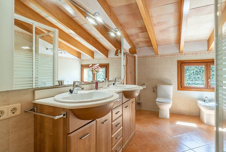 Badezimmer mit Waschbecken und WC