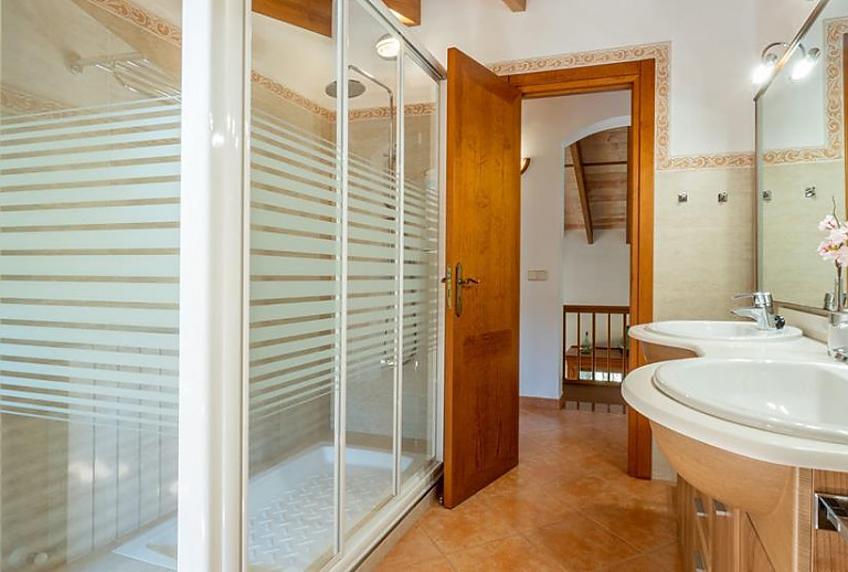 Bad mit Dusche und Waschbecken