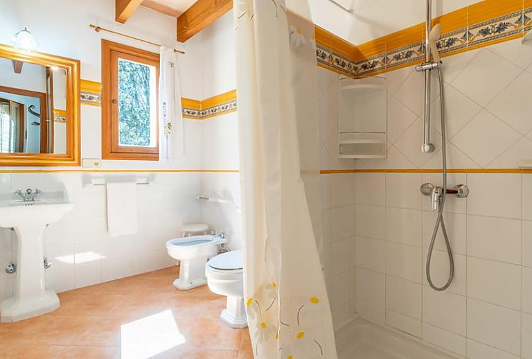 Dusche und Waschbecken im Bad