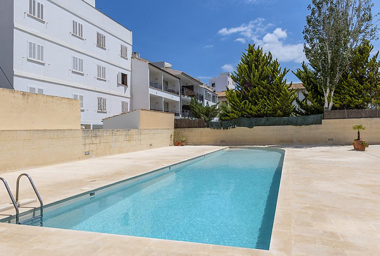 Pool im Außenbereich der Ferienanlage