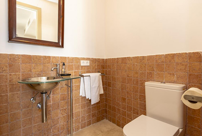 Badezimmer mit Waschbecken und WC