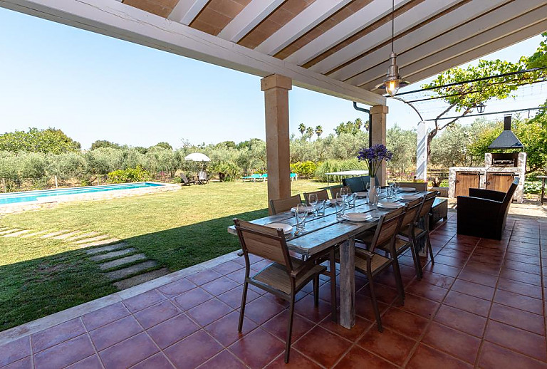 Terrasse mit Vordach und Esstisch