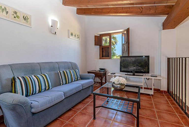 Wohnzimmer mit Fernseher und Couch