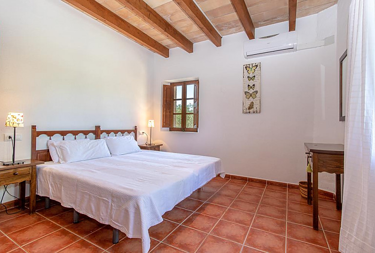 Schlafzimmer mit Doppelbett Fenster