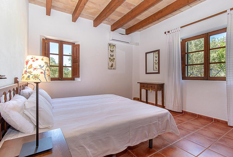 Schlafzimmer mit Doppelbett und Klimaanlage