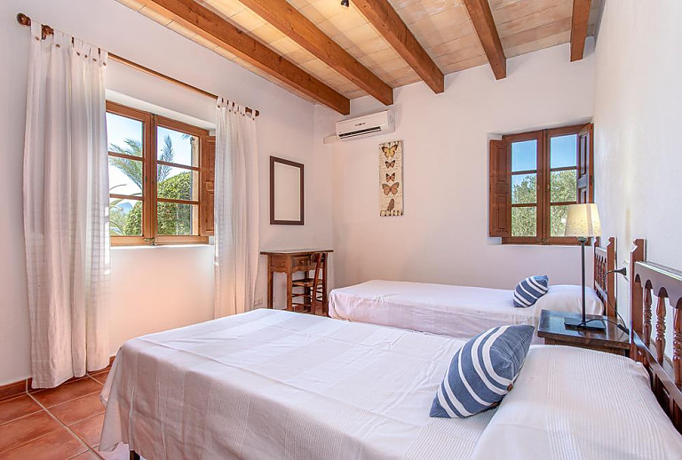 Schlafzimmer mit Einzelbetten und Spiegel
