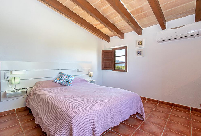 Schlafzimmer mit Doppelbett und Fenster