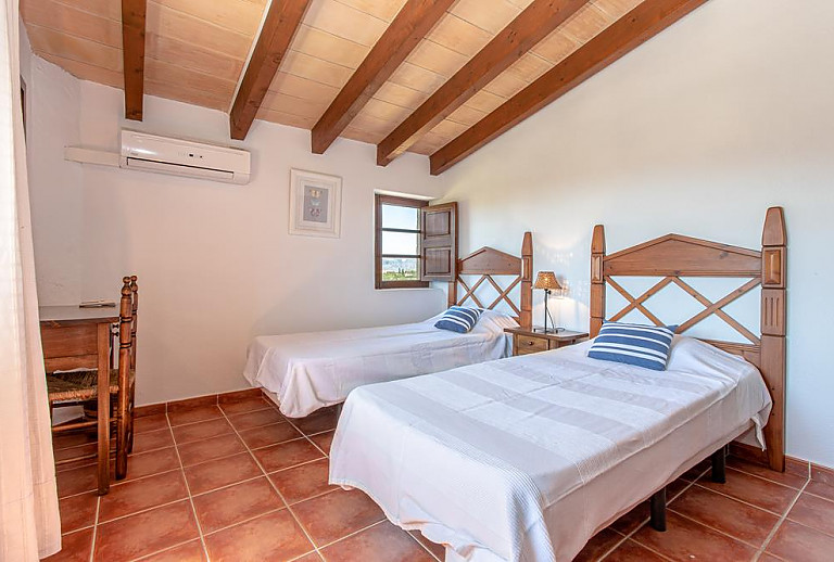 Schlafzimmer mit Einzelbetten und Klimaanlage