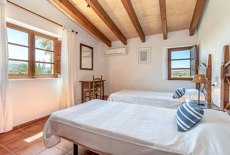 Schlafzimmer mit Einzelbetten und Spiegel