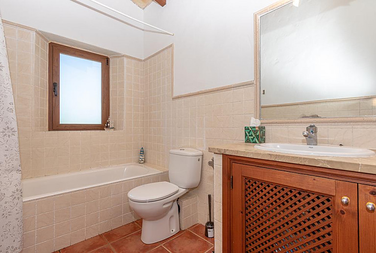 Badezimmer mit Wanne und WC