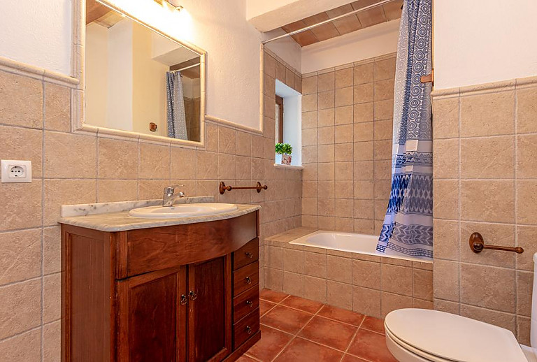 Bad mit Wanne und Waschbecken