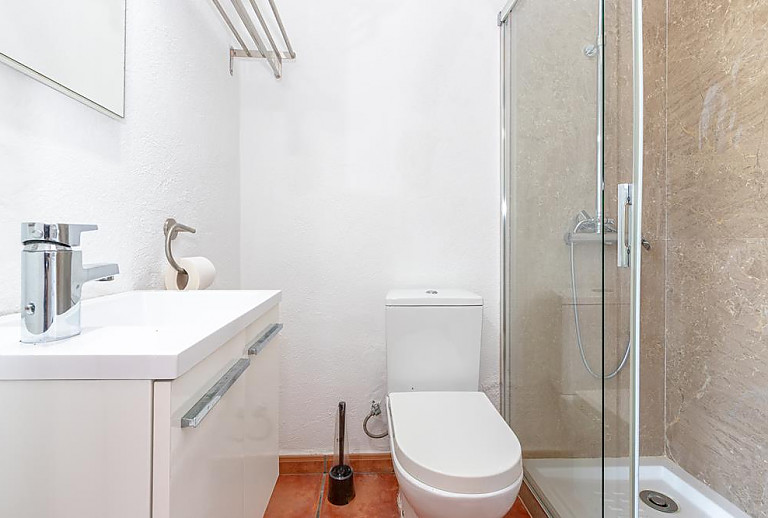 Dusche und WC im Badezimmer