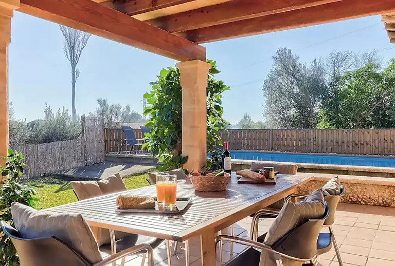 Terrasse mit Vordach und Esstisch