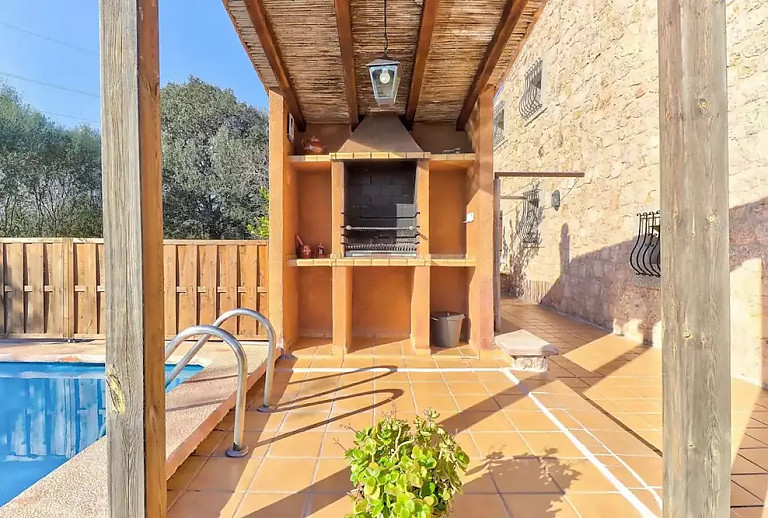 Terrasse mit Vordach und Grill