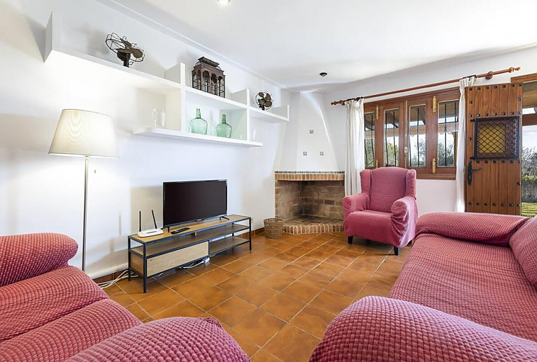 Wohnzimmer mit Sofas und Fernseher