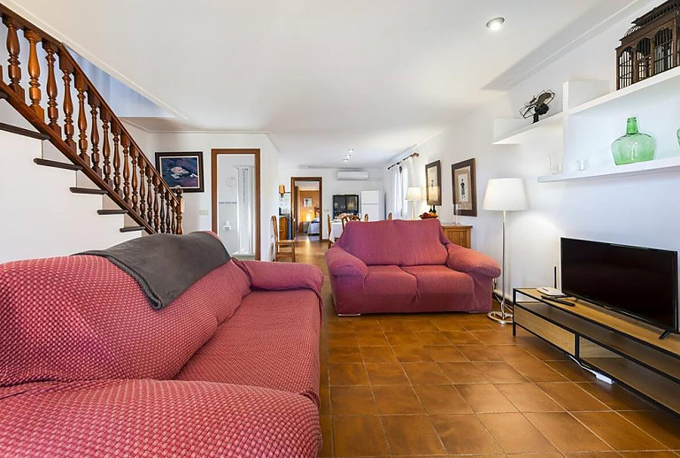 Wohnzimmer mit Sofas und Fernseher