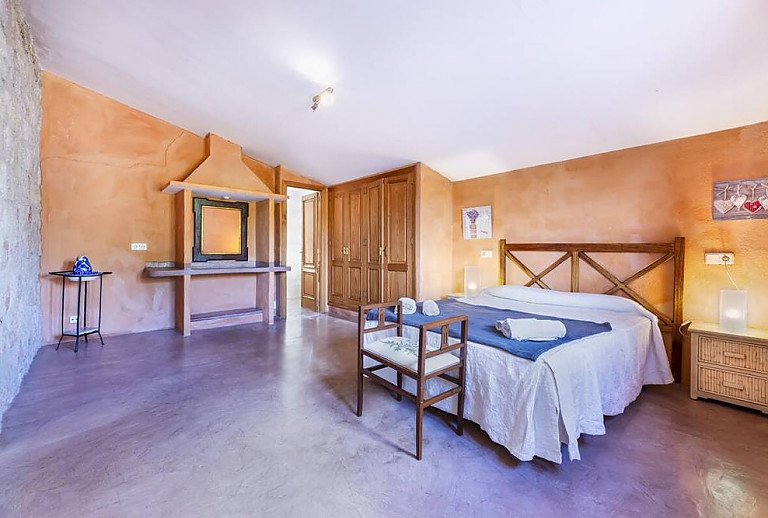 Schlafzimmer mit Doppelbett und Kleiderschrank