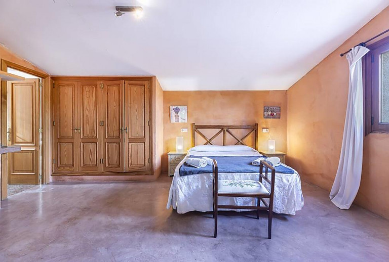 Schlafzimmer mit Doppelbett und Fenster
