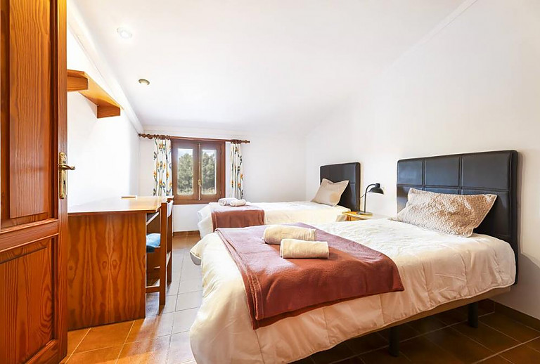 Schlafzimmer mit Einzelbetten und Nachttisch