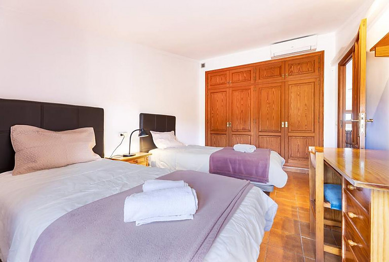 Schlafzimmer mit Einzelbetten und Kleiderschrank