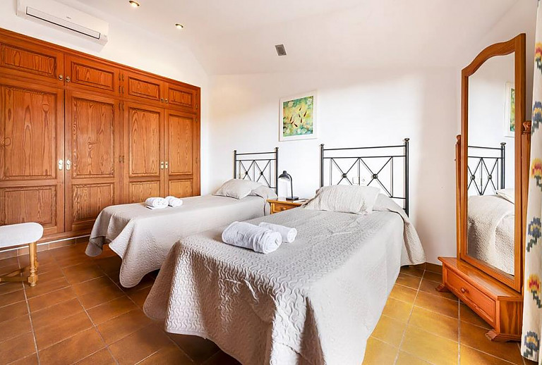 Schlafzimmer mit Einzelbetten und Wandschrank