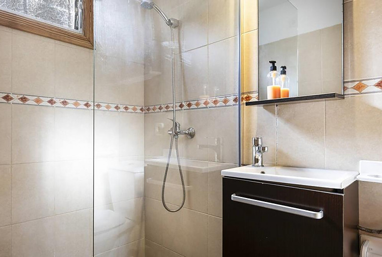 Bad mit Dusche und Waschbecken