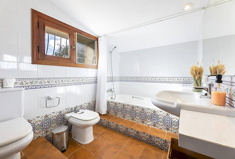 Badezimmer mit Wanne und WC