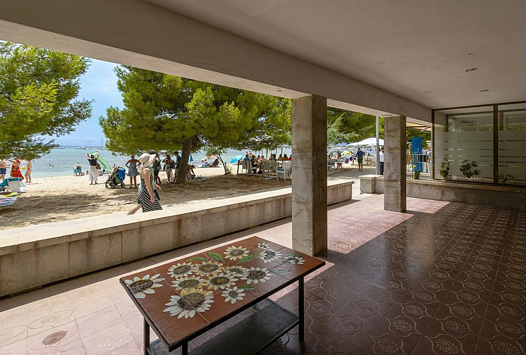 Terrasse mit Vordach und Meerblick