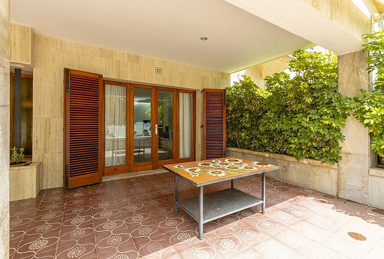 Terrasse mit Vordach und Esstisch