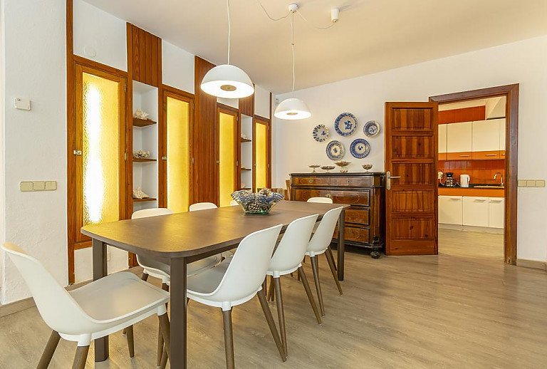Wohnzimmer mit Esstisch und Stühlen