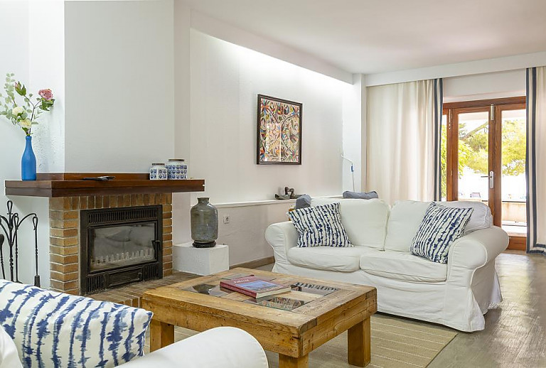 Wohnzimmer mit Kamin und Couch