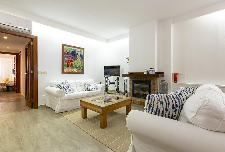 Fernseher und Kamin im Wohnzimmer
