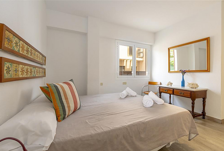 Schlafzimmer mit Doppelbett und Fenster