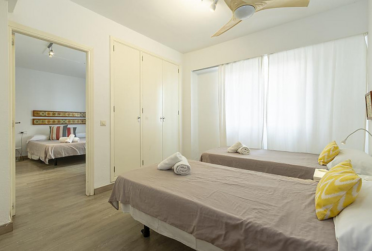 Schlafzimmer mit Einzelbetten und Kleiderschrank