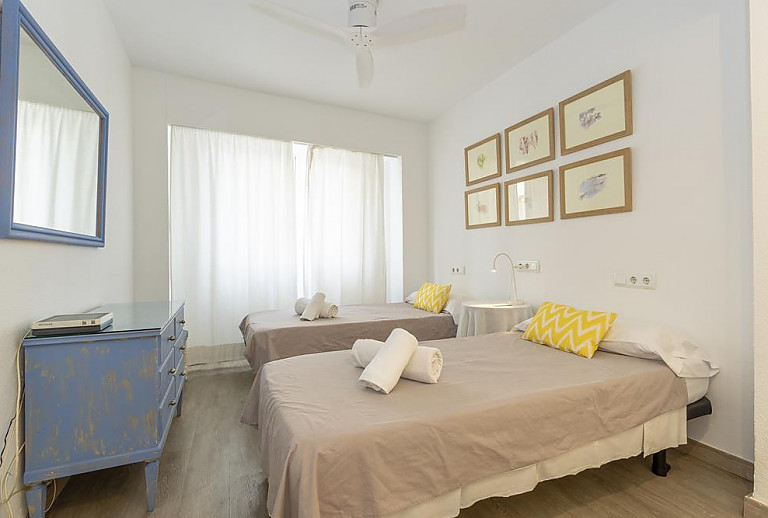 Schlafzimmer mit Einzelbetten und Kommode