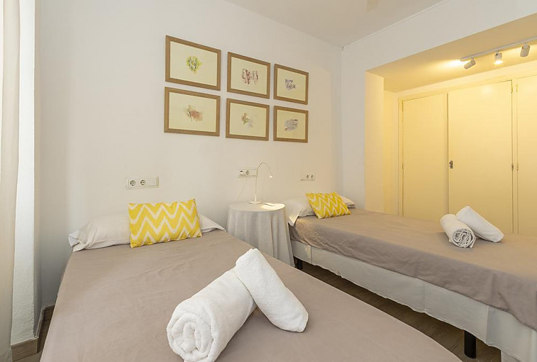 Schlafzimmer mit Einzelbetten und Wandschrank