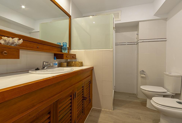 Badezimmer mit Dusche und Spiegel