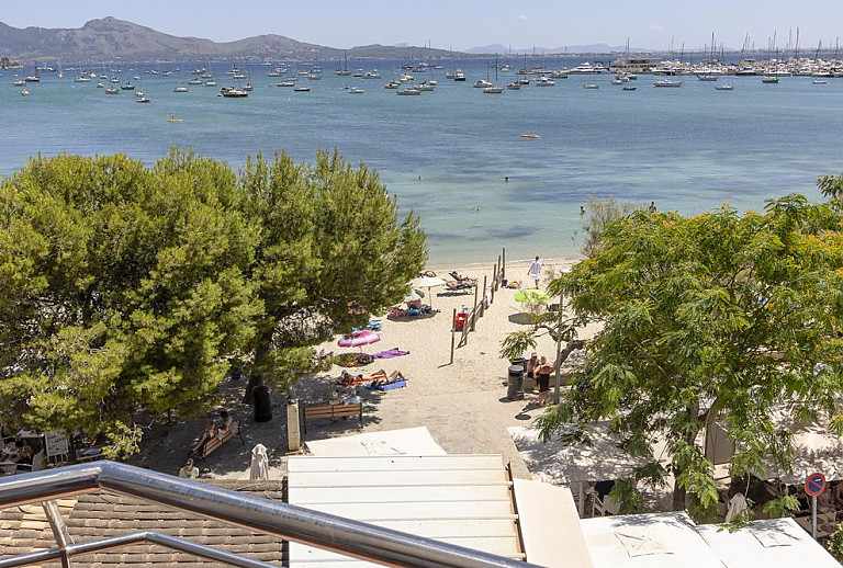 Blick vom Balkon auf den Strand