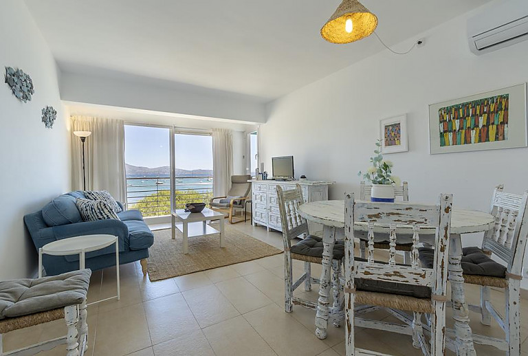 Esstisch mit Stühlen im Wohnzimmer