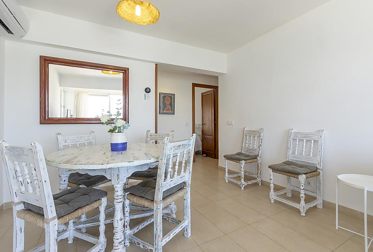 Wohnzimmer mit Esstisch und Stühlen