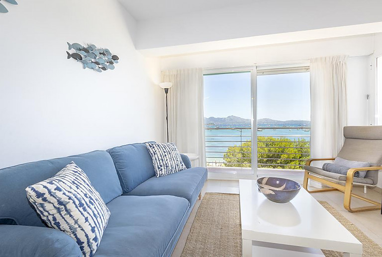 Wohnzimmer mit Couch und Meerblick
