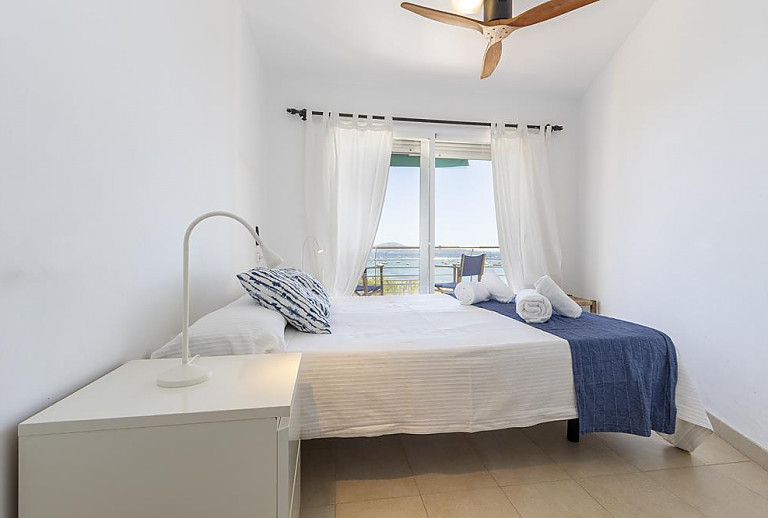 Schlafzimmer mit Doppelbett und Meerblick