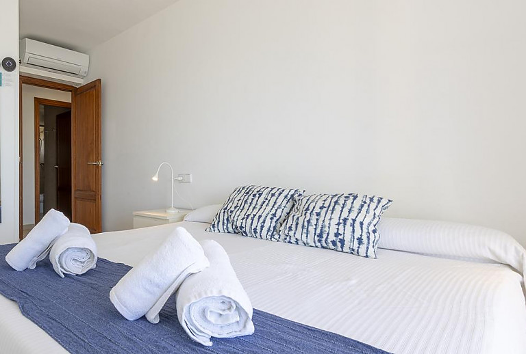 Schlafzimmer mit Doppelbett und Klimaanlage